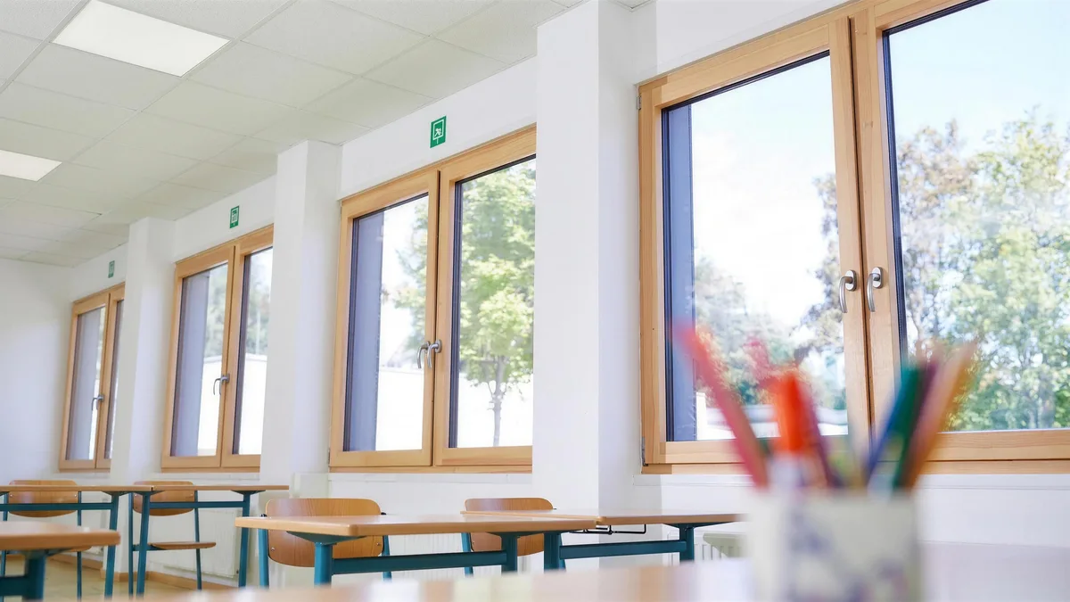 Fenster mit Rollladen an einem Raummodul