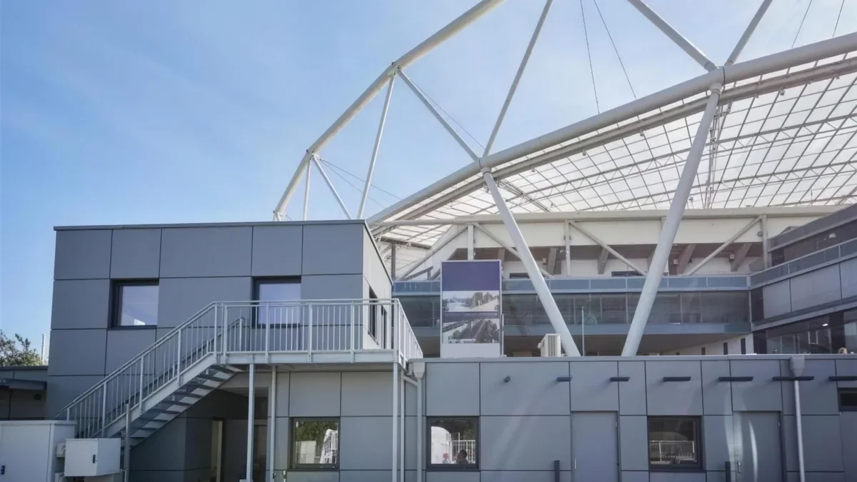 Bürogebäude in Modulbauweise an einem Stadion