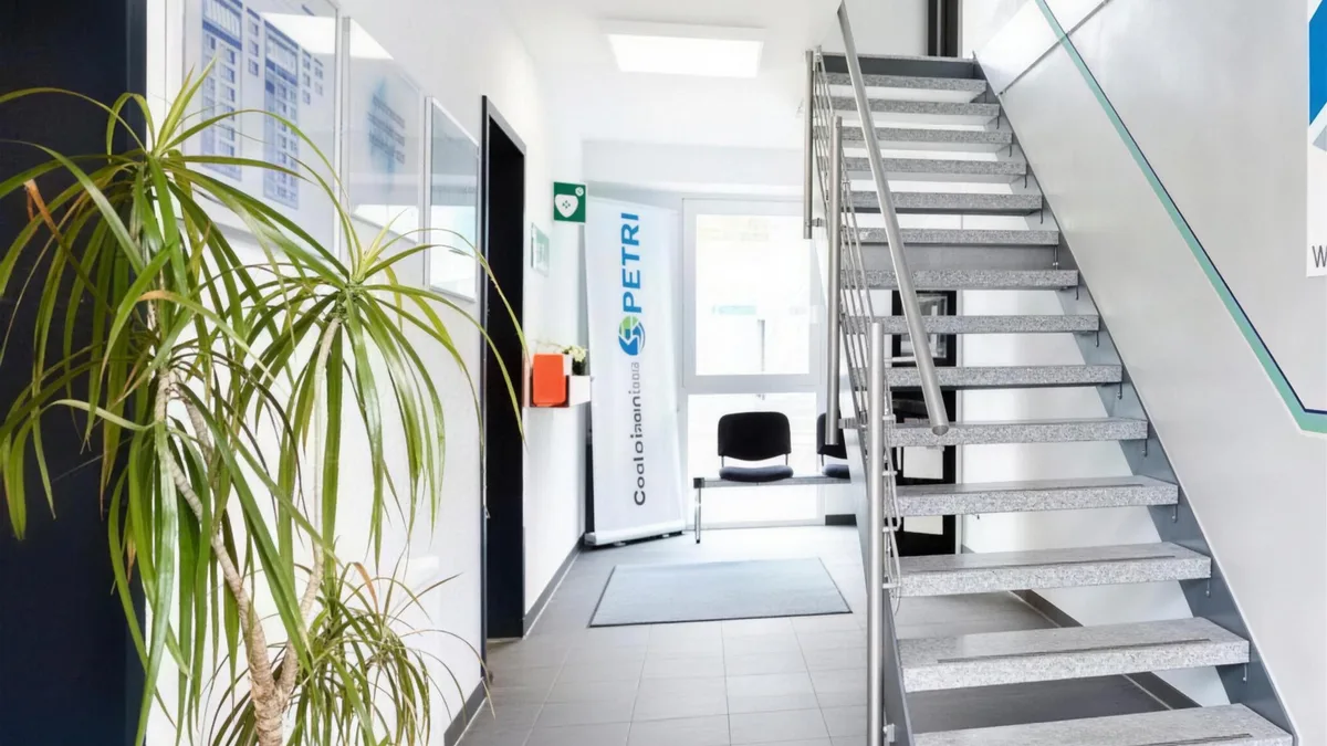 Eingangsbereich einer Petri-Büroanlage mit Treppe