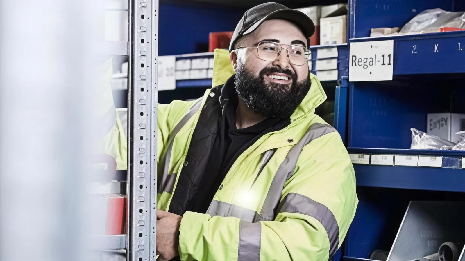 Lagermitarbeiter von Container Rent Petri im Hochregallager
