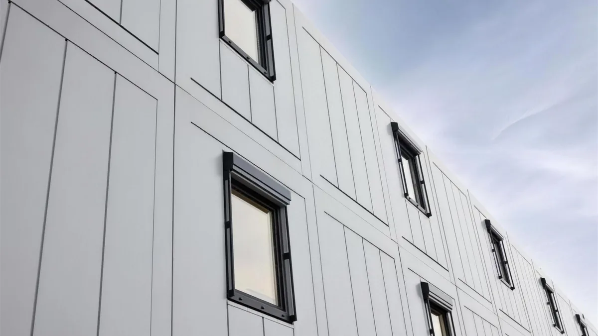 Fassade eines dauerhaft genutzten modularen Bürogebäudes