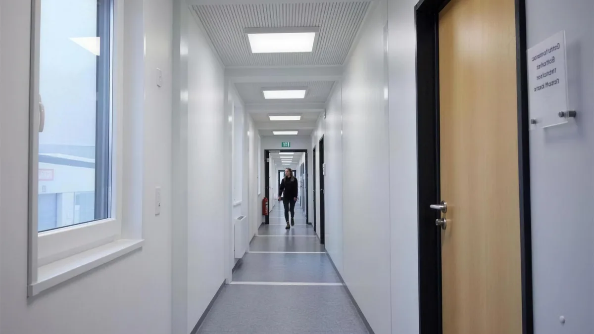 Flur eines dauerhaft genutzten Modulgebäudes