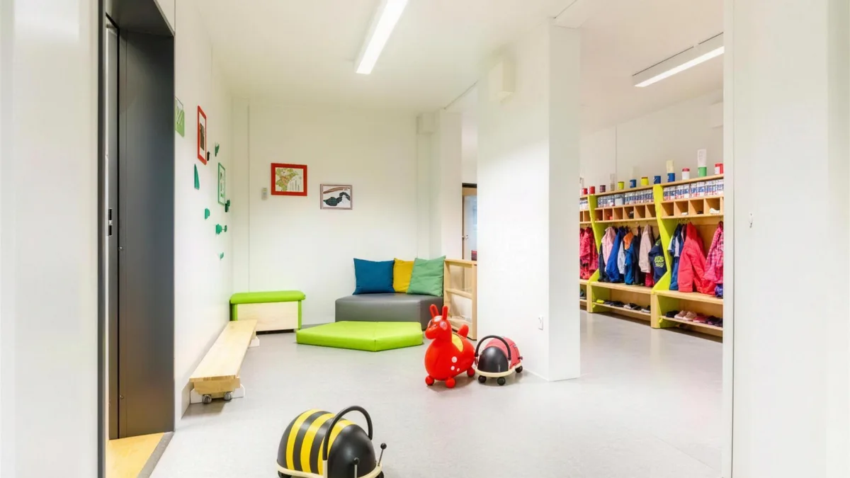 Garderobenflur einer modularen KiTa mit kindgerechter Ausstattung