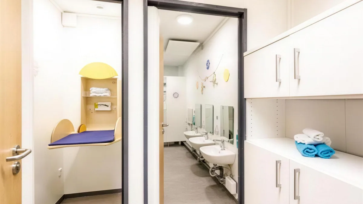 Kindgerechter Sanitärbereich mit niedrigen Waschbecken