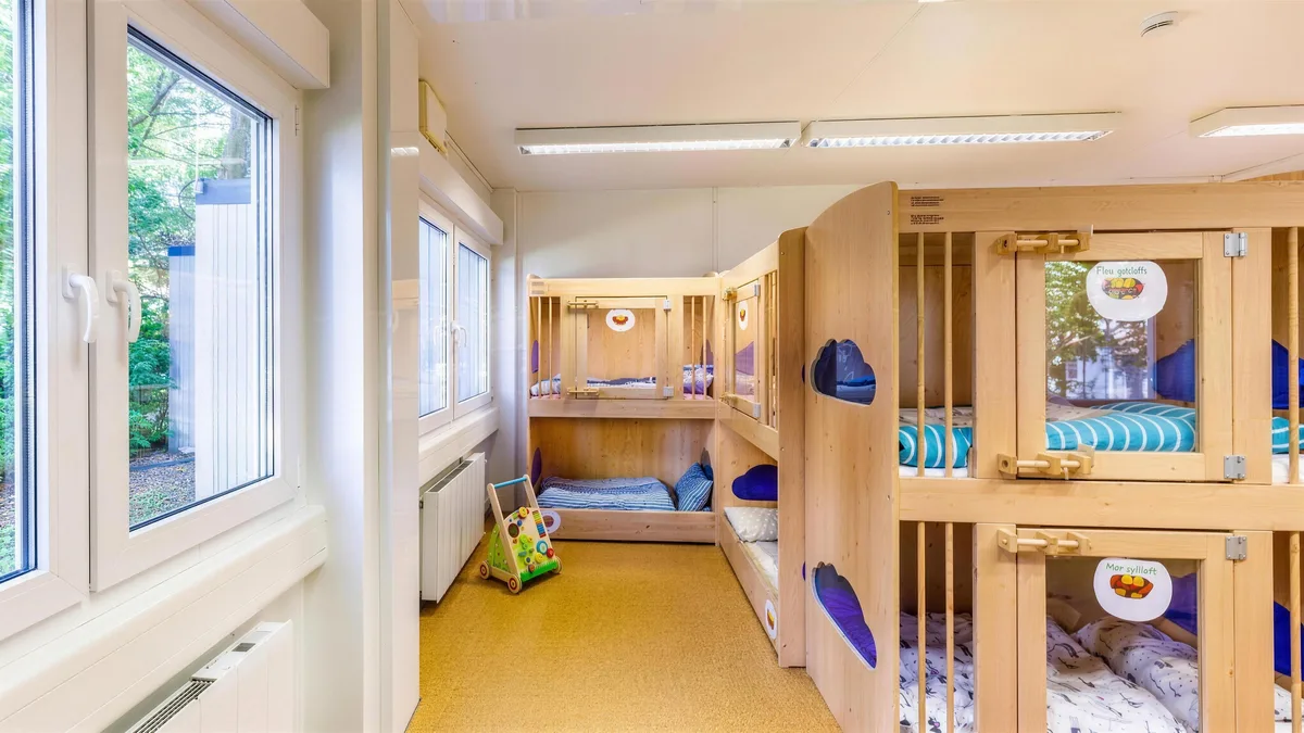 Ruheraum einer modularen KiTa mit Schlafplätzen