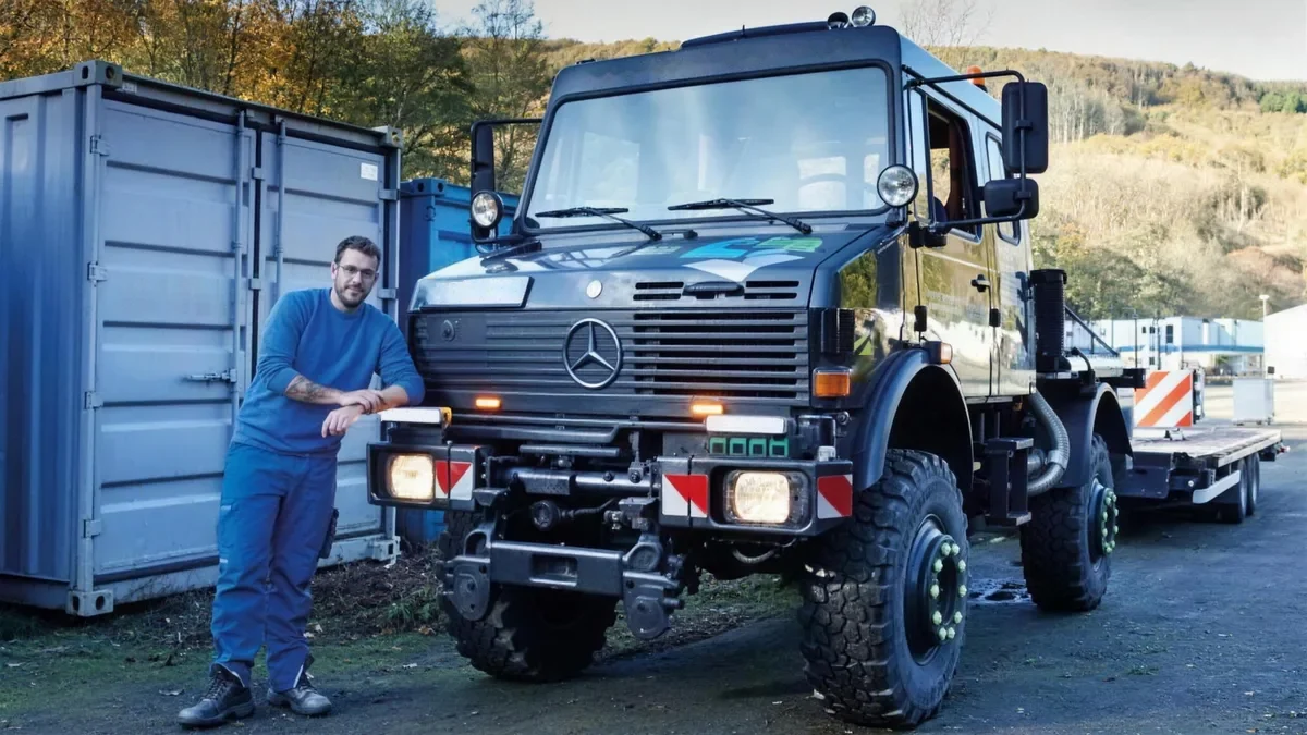 Anlieferung eines Lagercontainers per Fahrzeug