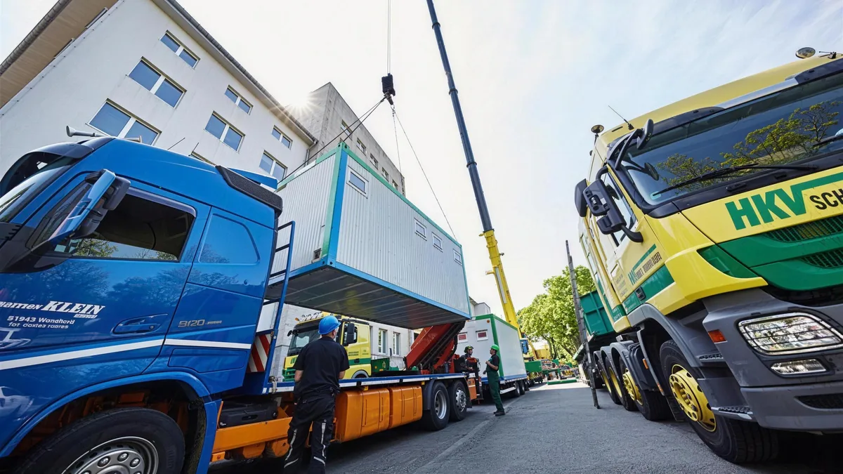 Kranmontage eines Modulgebäudes an einem Verwaltungsstandort