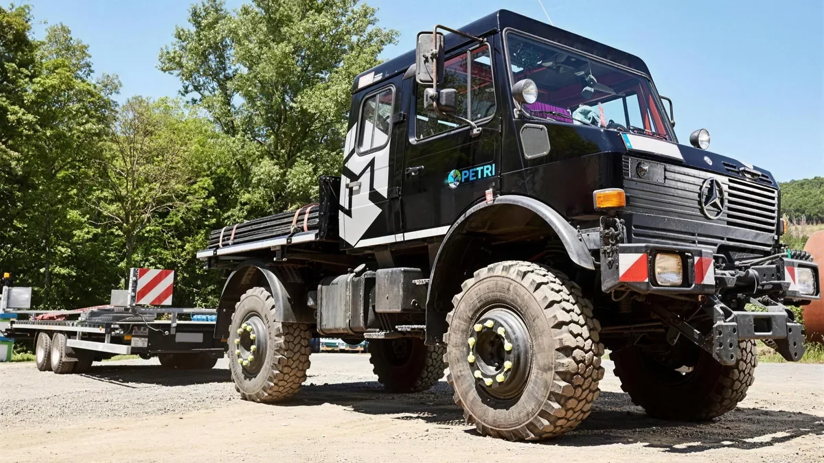 Unimog von Container Rent Petri beim Rangieren eines Moduls
