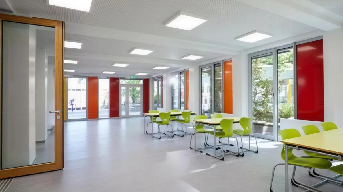 Speisesaal einer modularen Mensa mit Tischen und Stühlen
