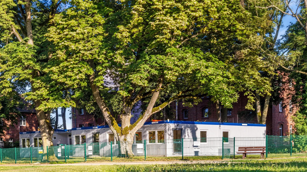 Modulgebäude von Container Rent Petri in begrünter Umgebung