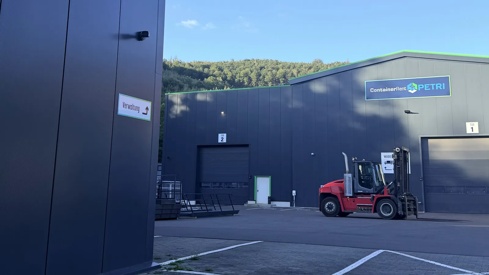 Neue Werkshalle von Container Rent Petri in Herdorf mit Verwaltungsgebäude im Vordergrund