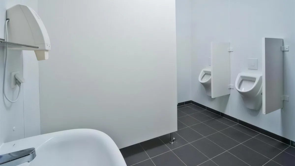 Urinal- und WC-Bereich eines Sanitärcontainers