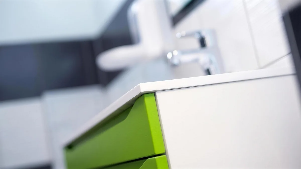 Waschtisch mit Spiegel in einem Sanitärcontainer