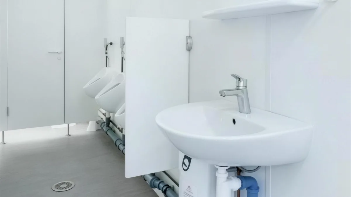 Waschraum eines Sanitärcontainers mit mehreren Waschplätzen