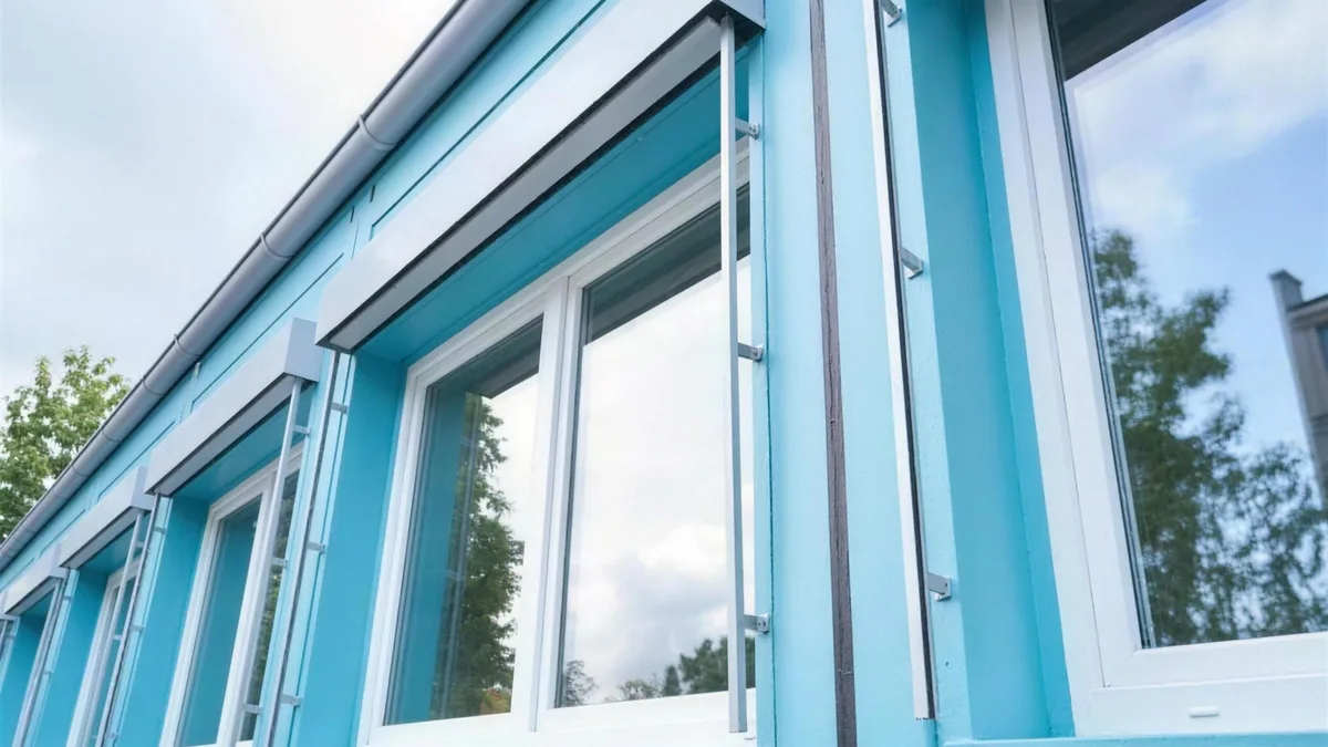 Außenansicht eines modularen Schulgebäudes