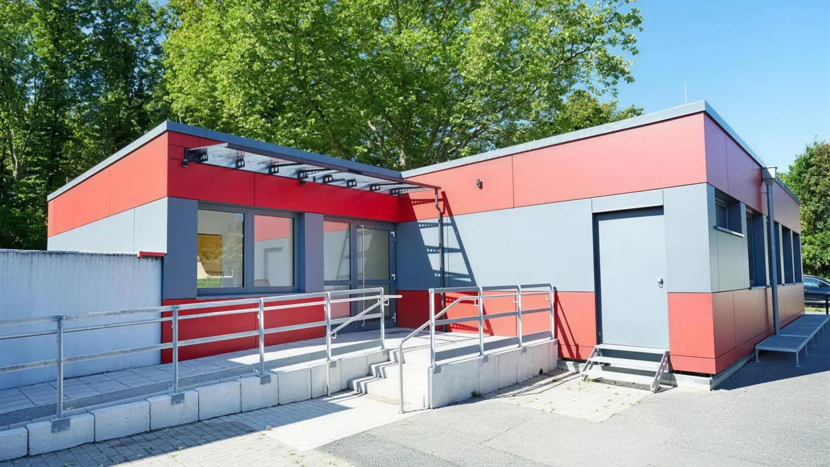 Barrierefreie Rampe am Zugang eines Schulgebäudes