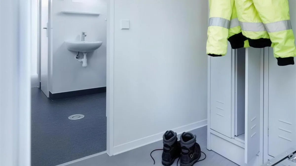 Umkleidebereich einer Schwarz/Weiß-Anlage mit Spinden