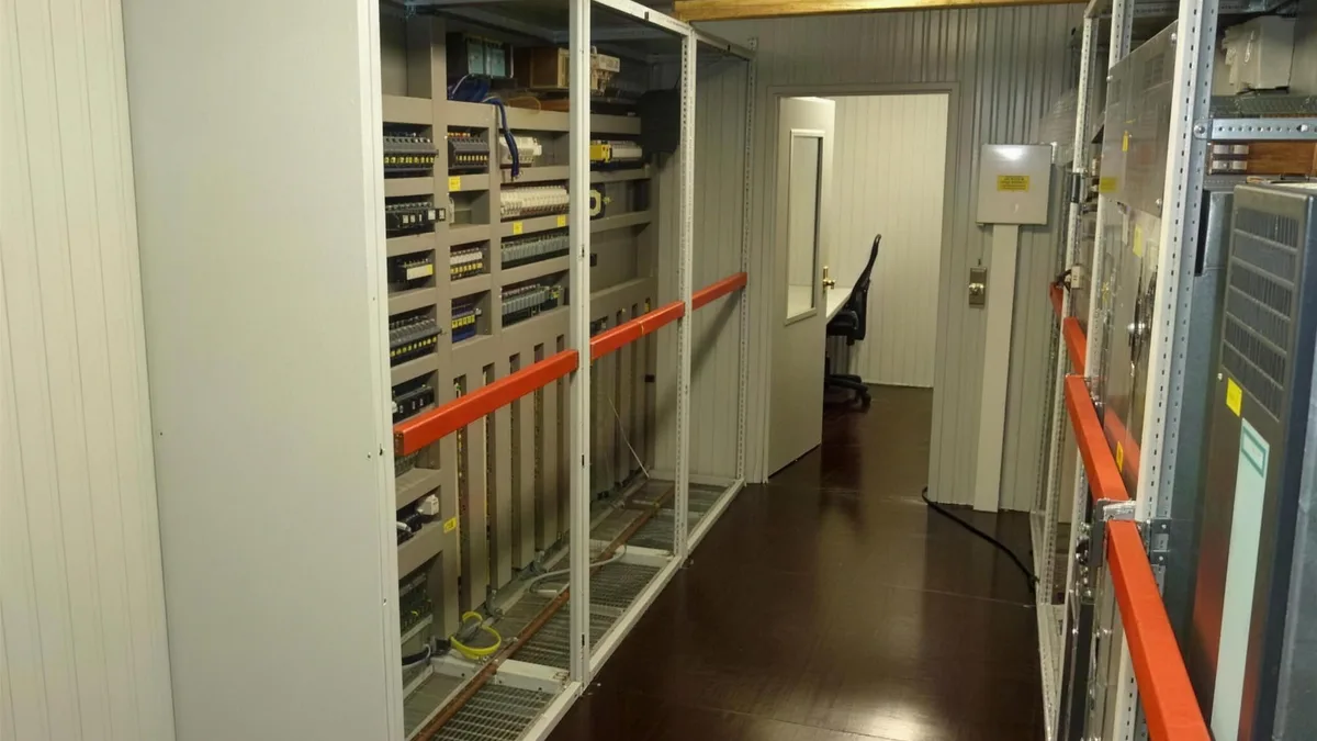 Installierte Anlagentechnik im Inneren eines Technikcontainers