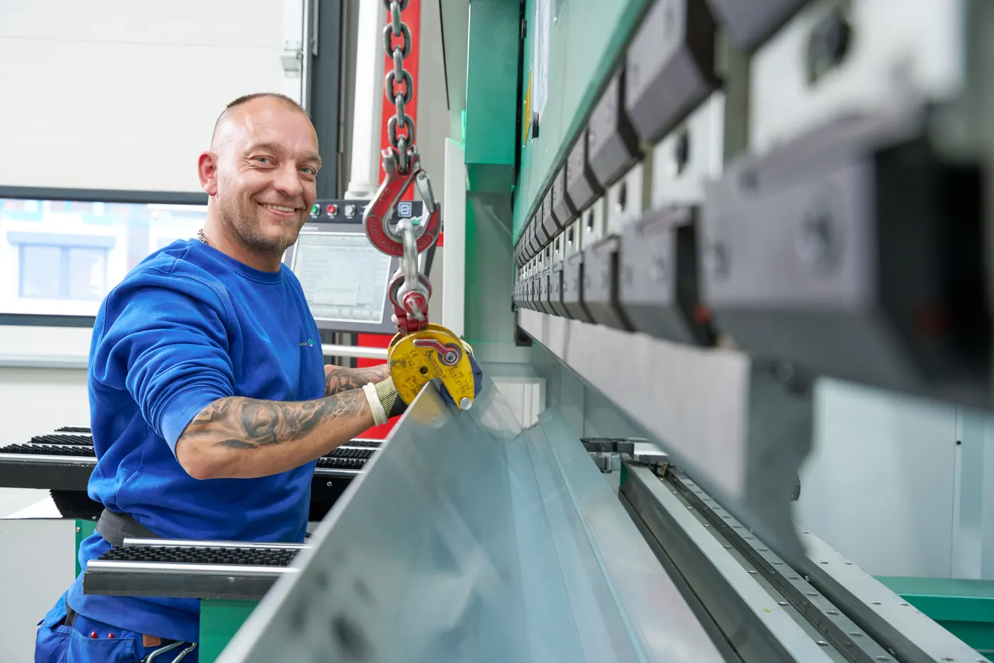 Mitarbeiter von Container Rent Petri an der Abkantpresse