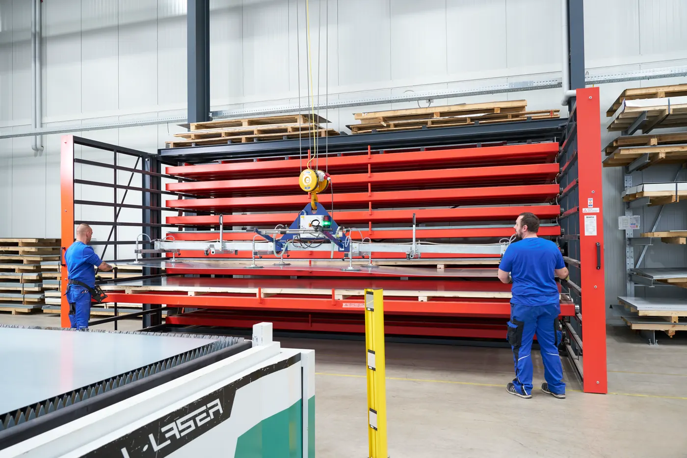 Mitarbeiter entnehmen Blechtafeln aus dem Blechlager im Werk Herdorf