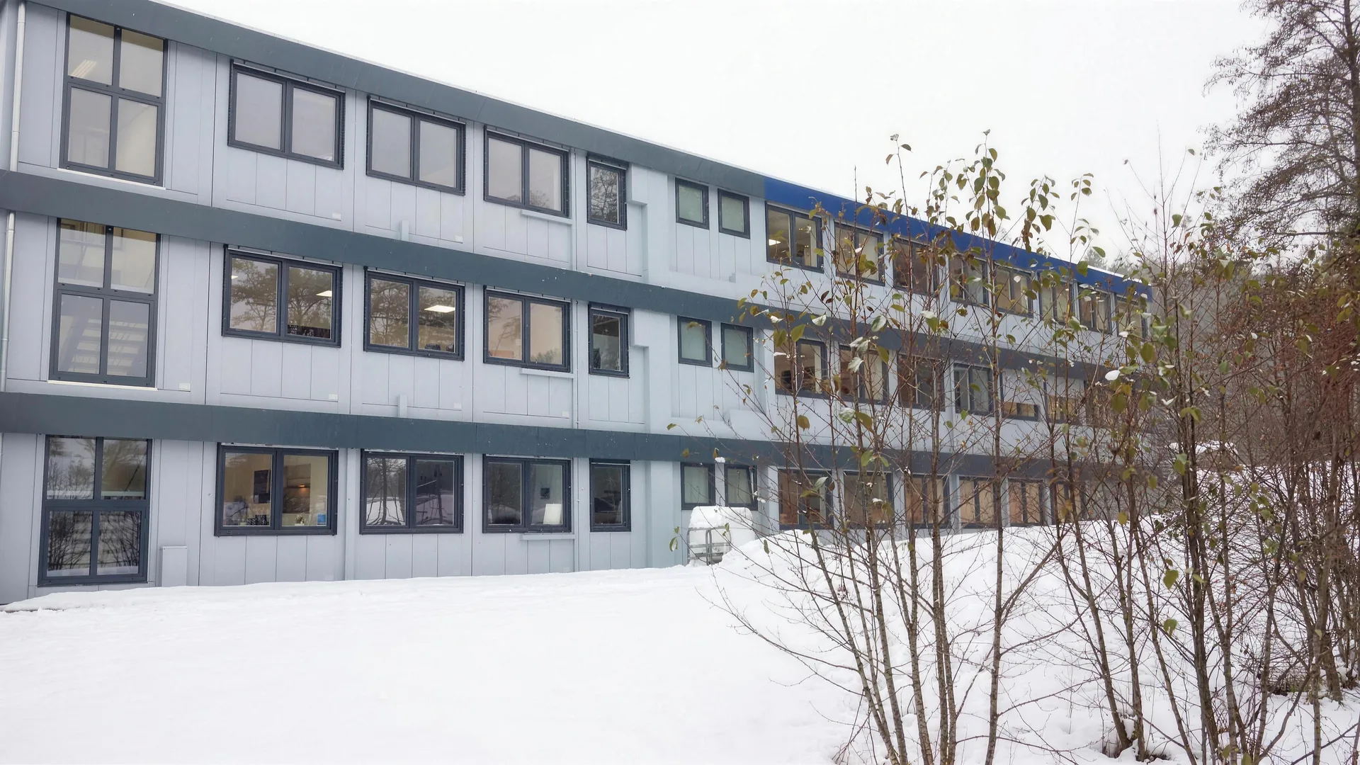 Modulares Firmengebäude von Container Rent Petri auf einem Betriebsgelände