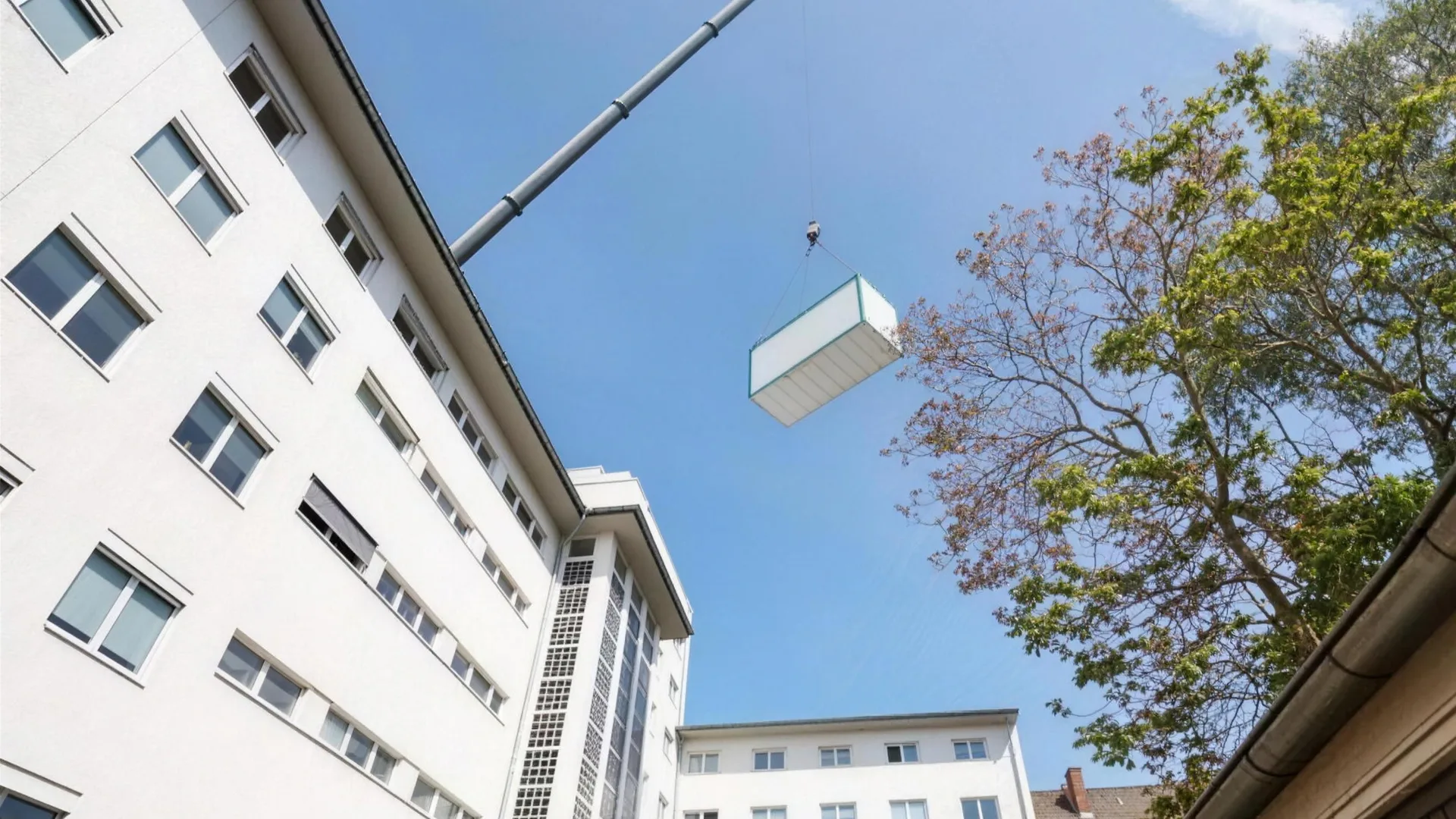 Transportfahrzeug von Container Rent Petri mit Raummodul auf der Straße