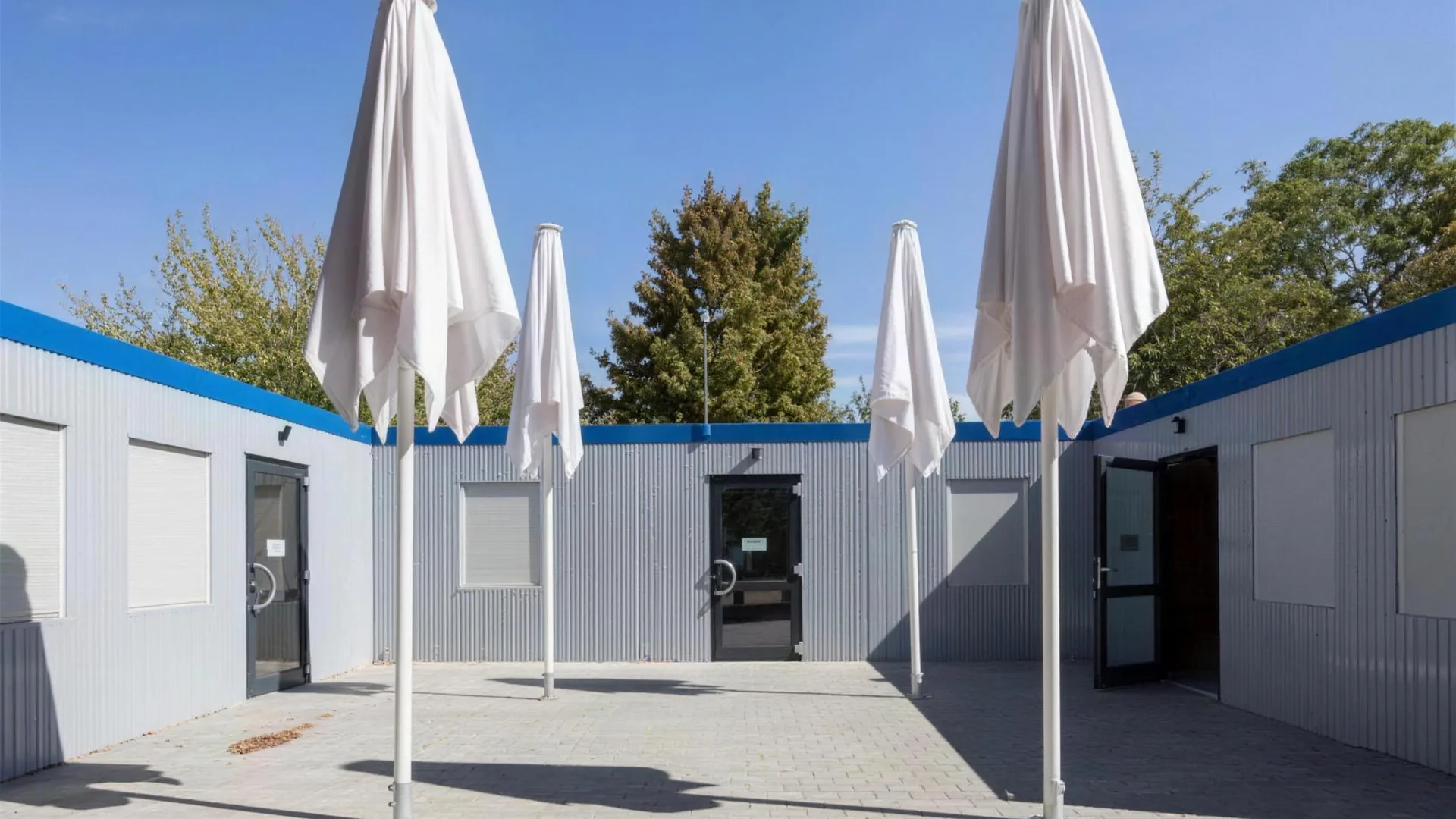 Modulare Mensa von Container Rent Petri mit großzügigem Speisebereich