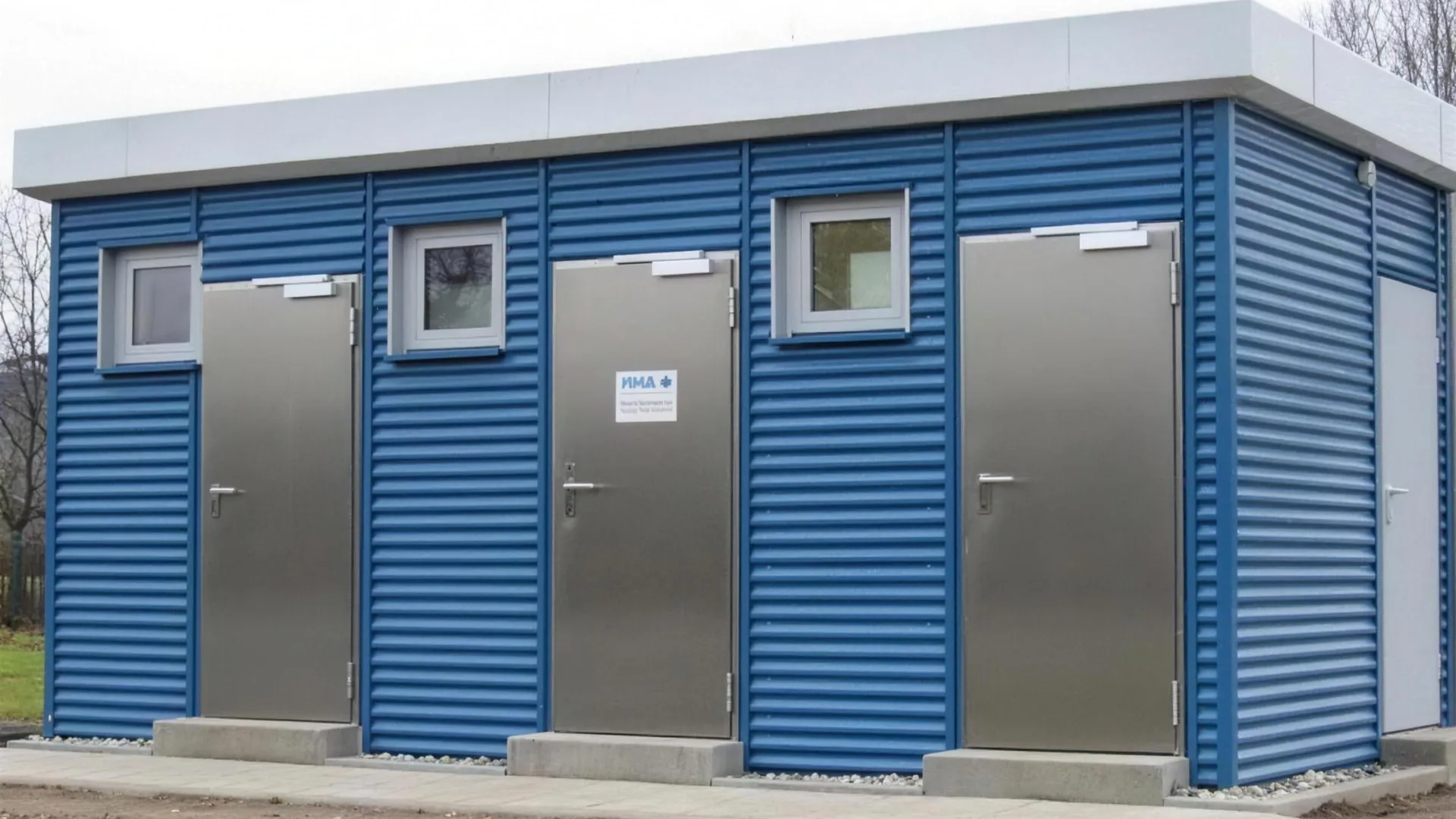 Sanitärcontainer von Container Rent Petri mit Waschrinne und WC-Kabinen
