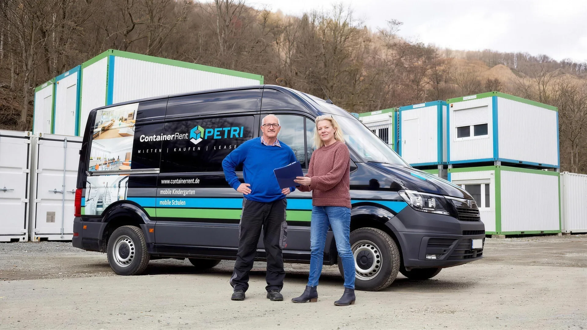 Servicetechniker von Container Rent Petri bei der Arbeit an einem Raummodul