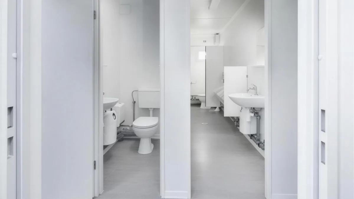 Sanitärcontainer mit Waschbecken und WC-Kabinen