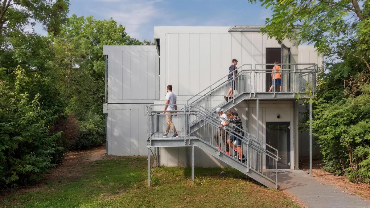 Klassenraum mit Tafeln und Schulmöbeln in einem mobilen Raumsystem