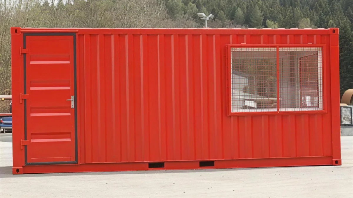 Technikcontainer mit installierter Anlagentechnik