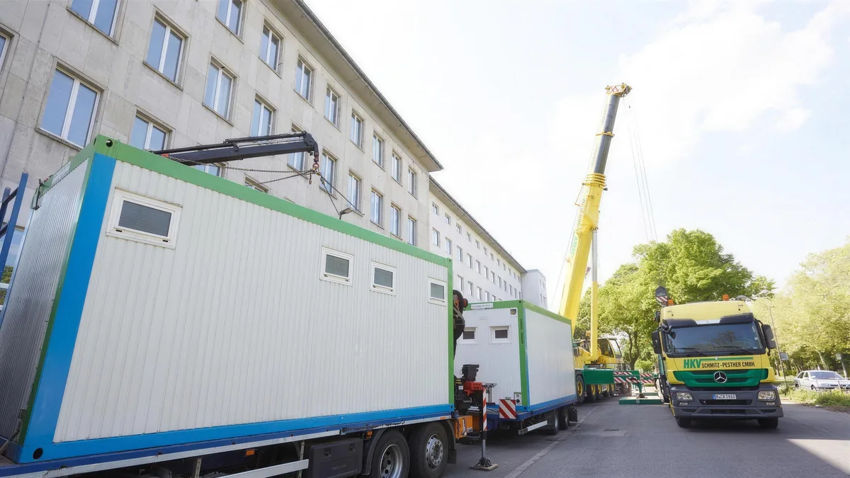 LKW von Container Rent Petri transportiert ein Raummodul