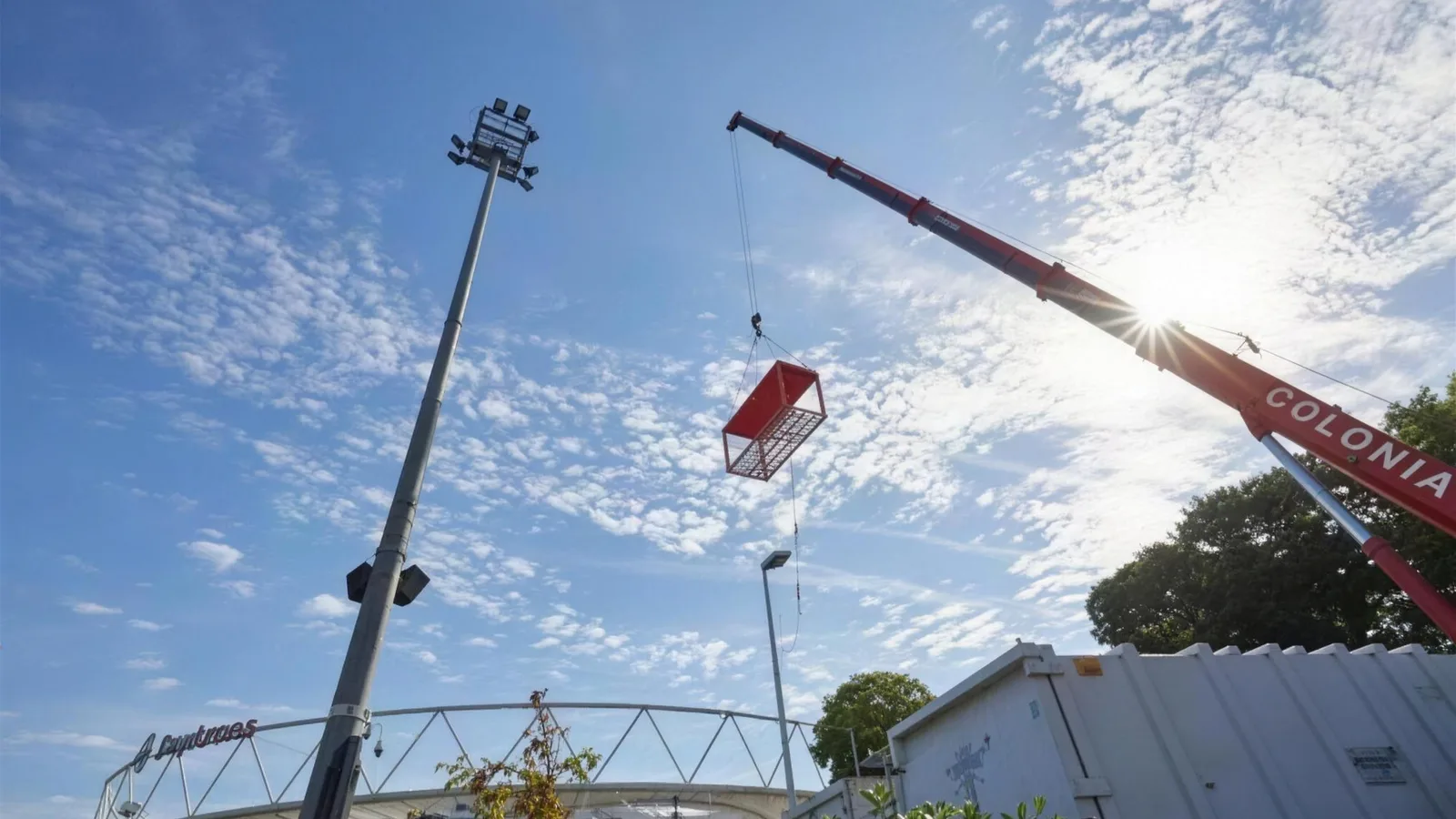 Aufstellung der Raummodule an der BayArena in Leverkusen