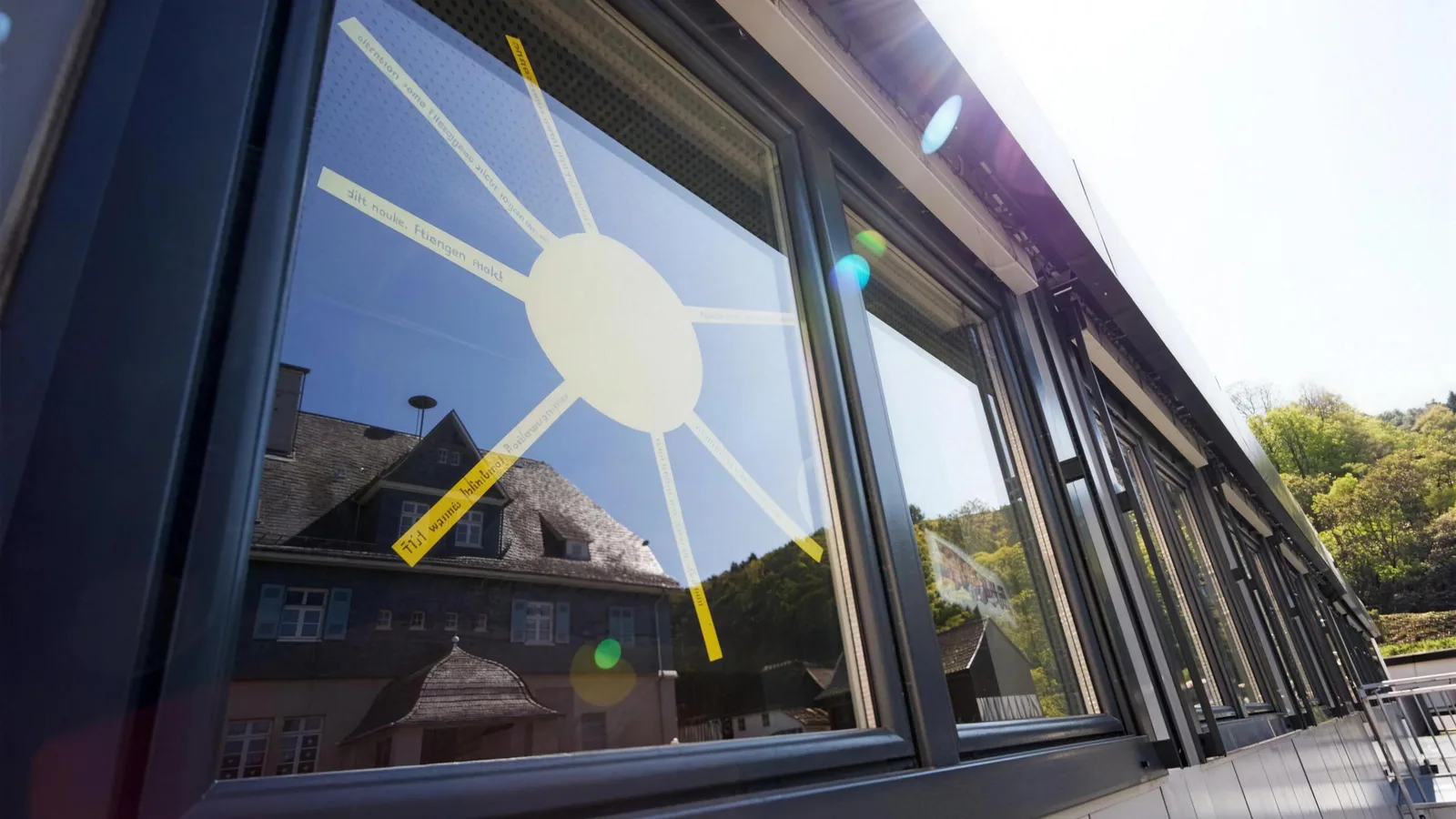 Große Fensterflächen am Raumsystem der Grundschule Eibach
