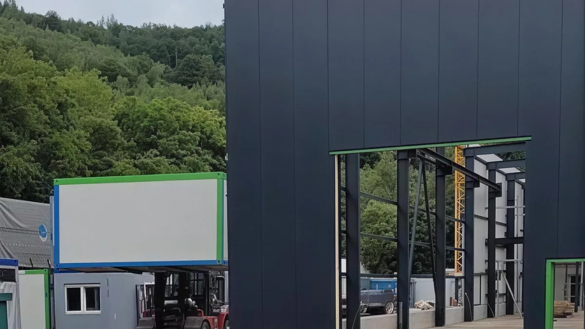 Erweiterung der Werkshalle von Container Rent Petri in Herdorf