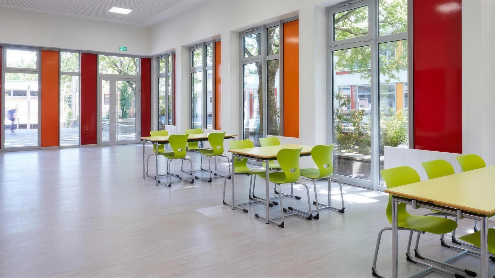 Farbenfrohe Mensaerweiterung der Otto-Hahn-Schule in Frankfurt