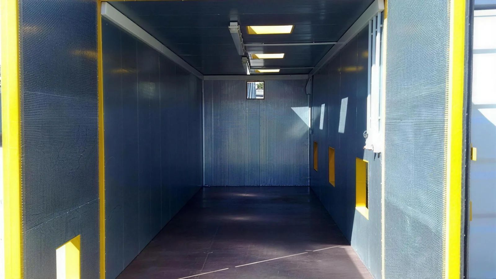 Innenansicht eines Lagercontainers von Container Rent Petri