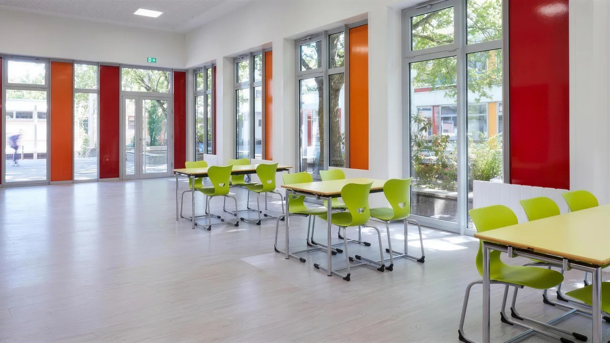 Mensaerweiterung der Otto-Hahn-Schule in Frankfurt mit farbiger Fassade