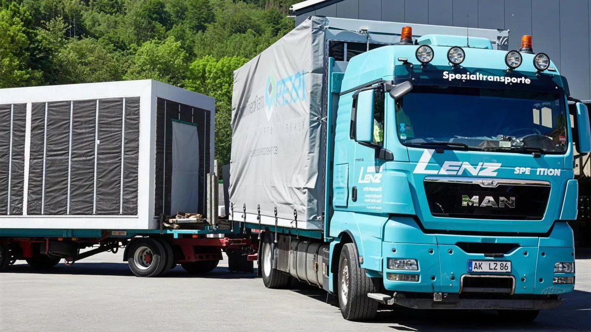 LKW von Container Rent Petri beim Transport eines Moduls