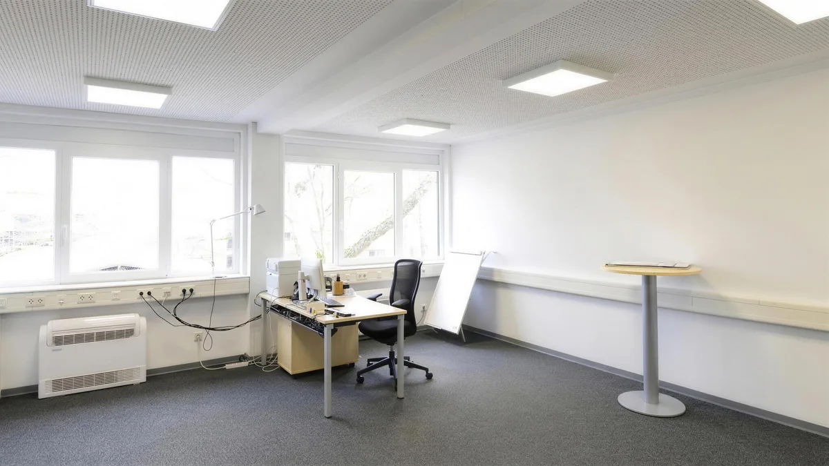 Eingerichtetes Einzelbüro in einem mobilen Raumsystem