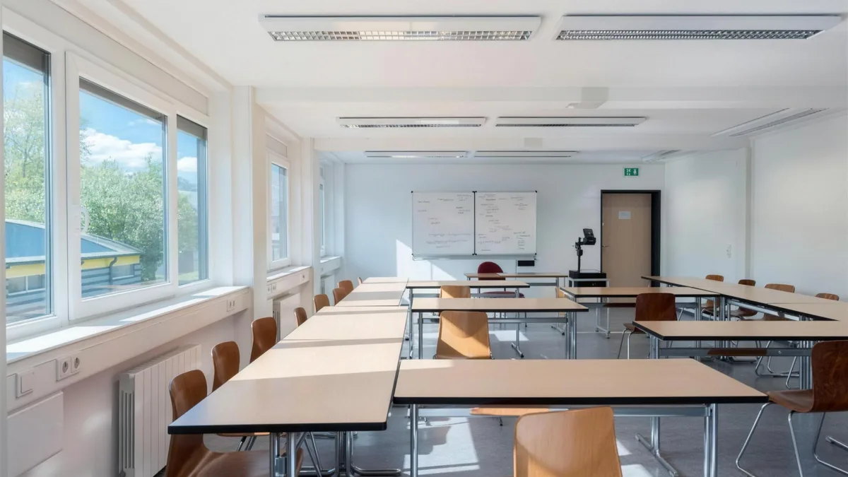 Eingerichteter Klassenraum in einem mobilen Raumsystem