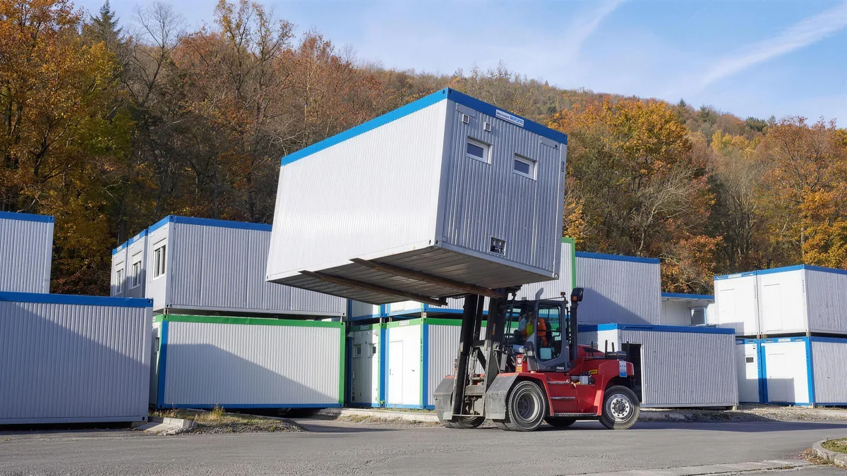 Baustelleneinrichtung mit gestapelten Containern von Container Rent Petri
