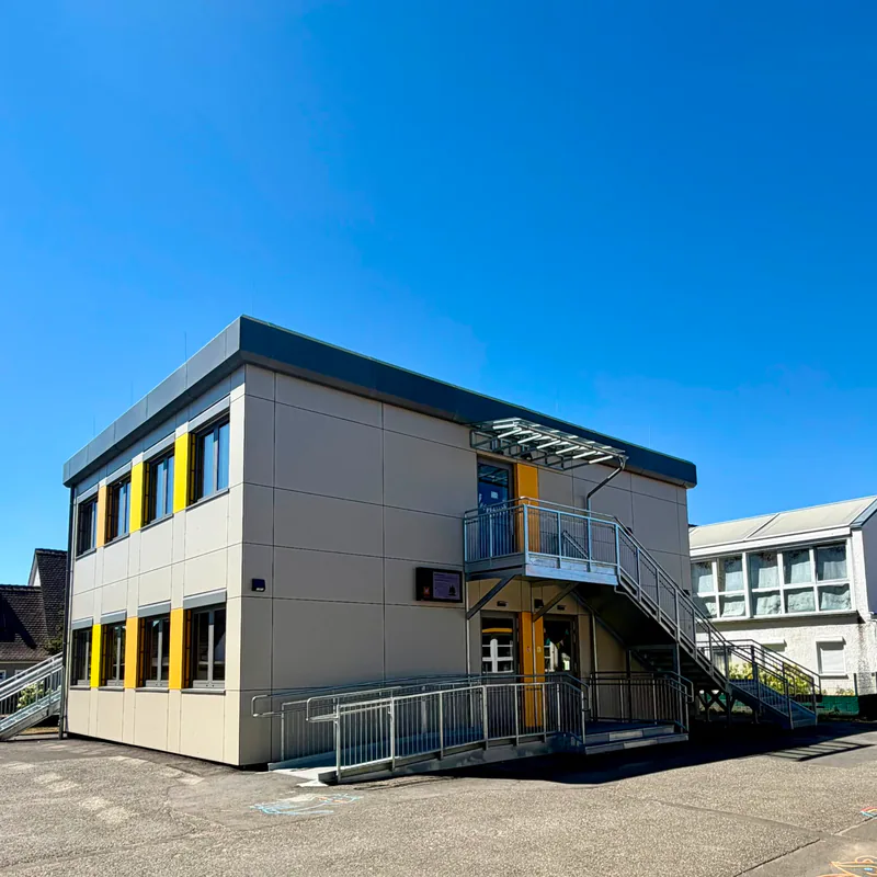 Eichbaumschule Büdingen: Eingangsseite mit Vordach, Außentreppe und barrierefreier Rampe