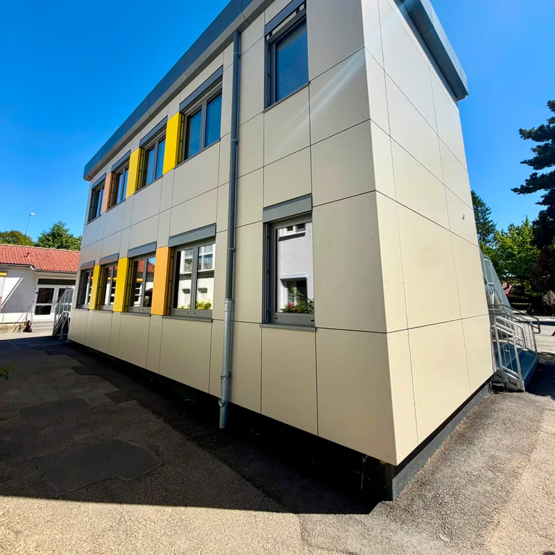 Eichbaumschule Büdingen: Gebäudeecke mit Fallrohr und geschlossener Stirnseite