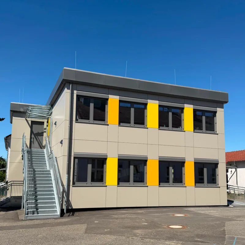 Eichbaumschule Büdingen: Fassade mit durchlaufenden Fensterbändern und seitlicher Treppe