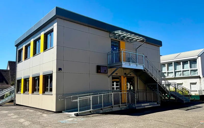 Zweigeschossige Modulanlage der Eichbaumschule Büdingen mit Außentreppe und barrierefreier Rampe