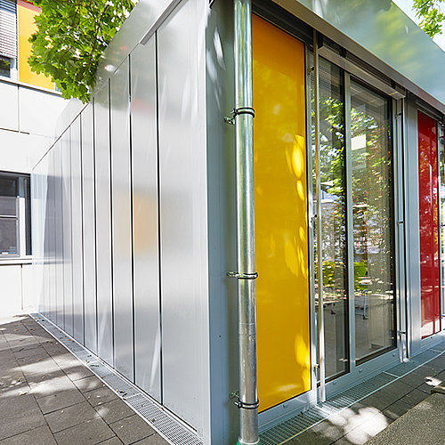 Referenz Mensaerweiterung mit bunter Fassade für die Otto-Hahn-Schule Frankfurt