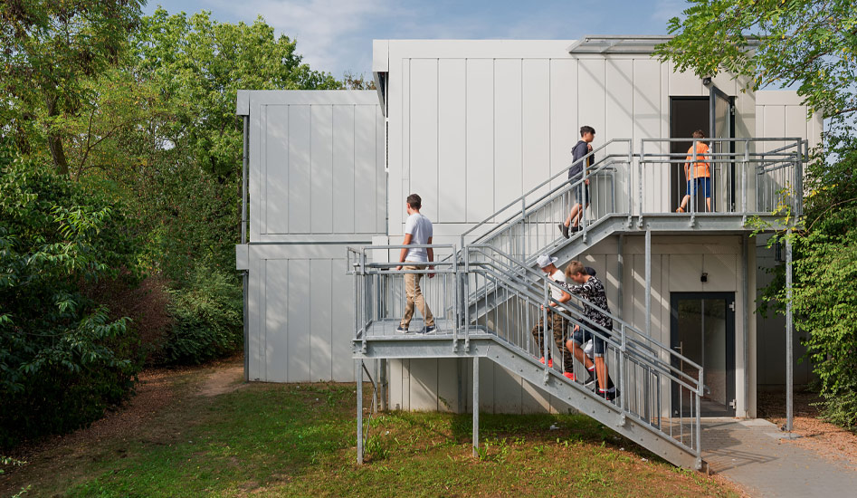 Zweigeschossige Raumlösung für Schule mit Treppenturm aussen